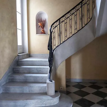 La 3 *